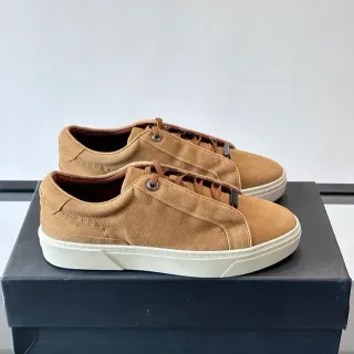 حذاء رياضي لايف ستايل لون بني من السويدي low-top