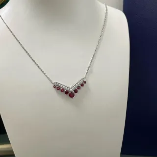 Colar em forma de V pavé de diamantes e rubis