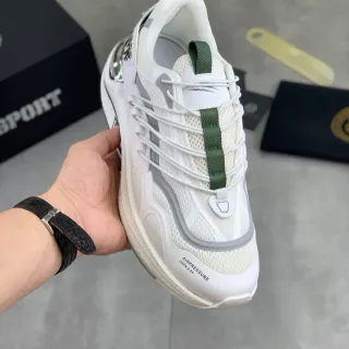 Zapatilla lifestyle de malla blanca y verde oliva