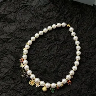 Collier en or blanc avec perles en chaîne et charms