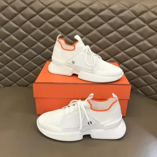 白色橙色网面鞋面装饰条纹运动鞋
