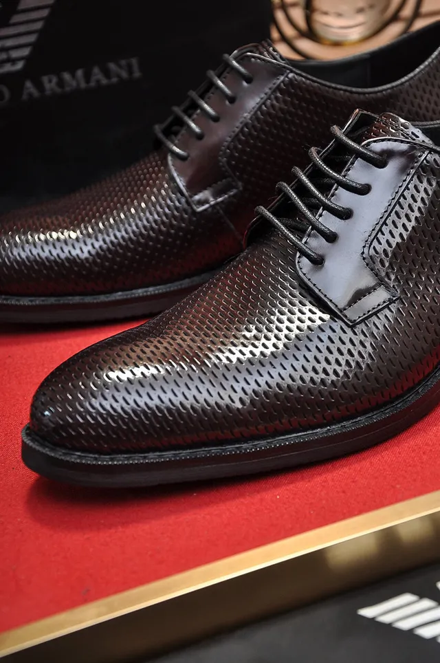 Giorgio Armani Chaussures Oxford marron perforées à embout cap 4