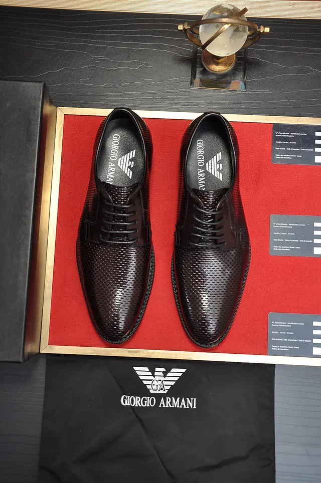 Giorgio Armani Chaussures Oxford marron perforées à embout cap 9