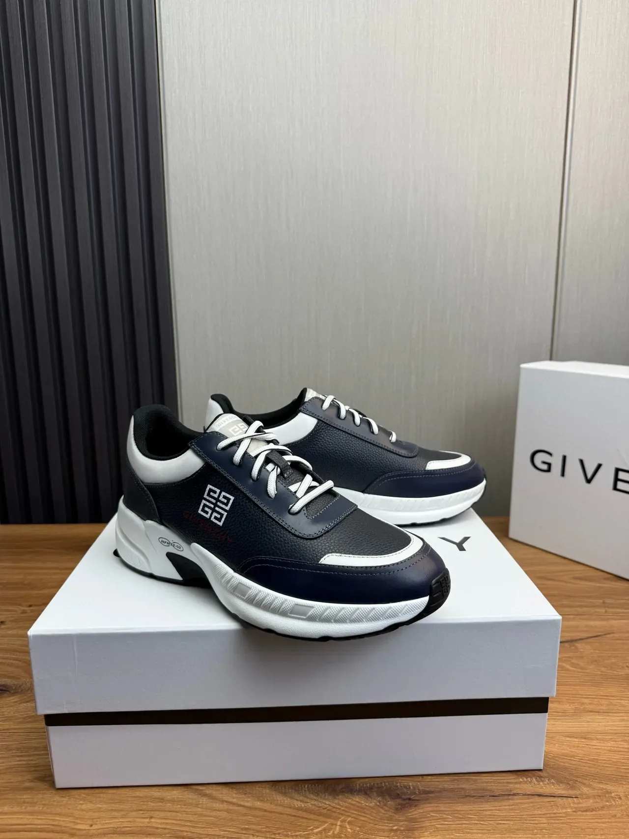 Givenchy 海军蓝白色皮革鞋面对比面板生活方式运动鞋 2