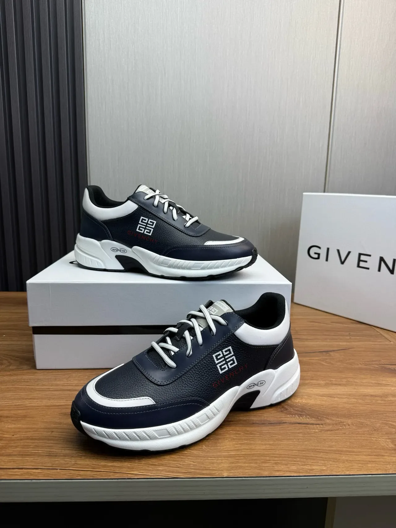 Givenchy 海军蓝白色皮革鞋面对比面板生活方式运动鞋 3