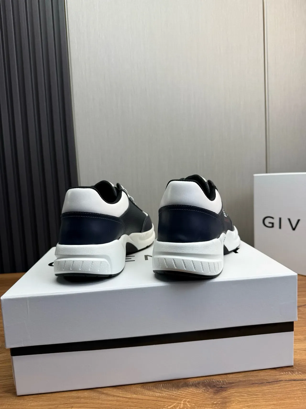 Givenchy 海军蓝白色皮革鞋面对比面板生活方式运动鞋 4