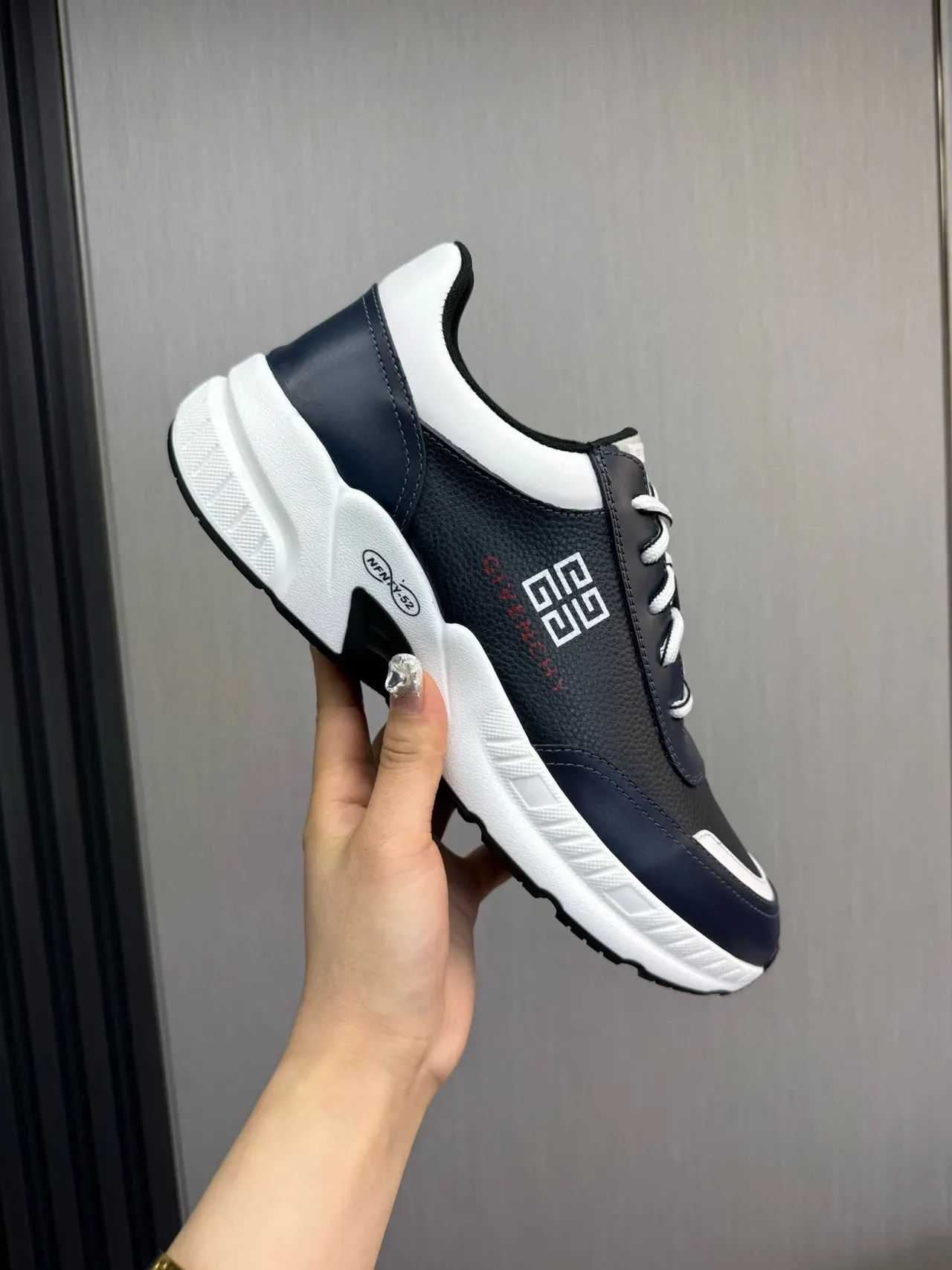 Givenchy 海军蓝白色皮革鞋面对比面板生活方式运动鞋 6