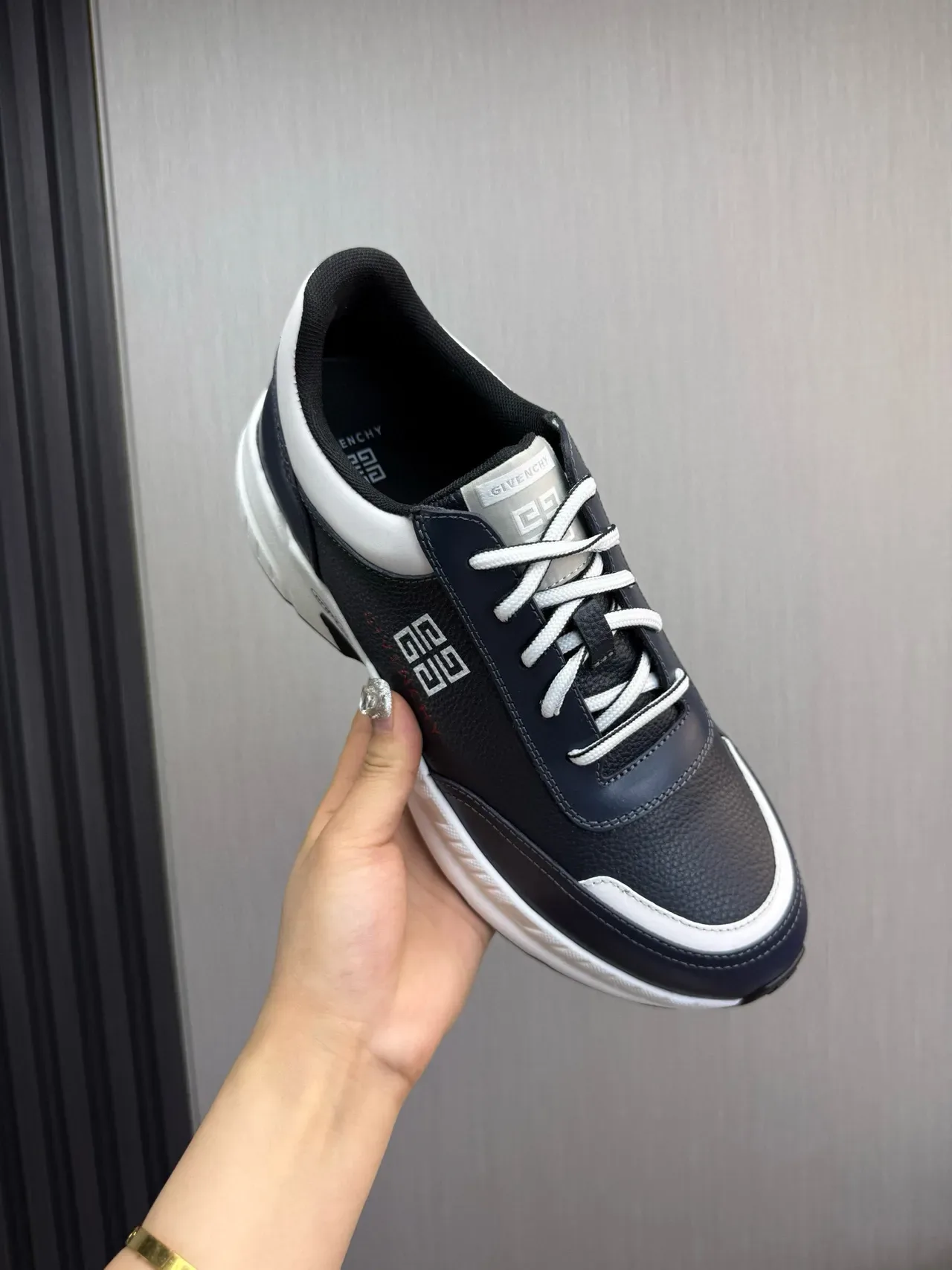 Givenchy 海军蓝白色皮革鞋面对比面板生活方式运动鞋 7