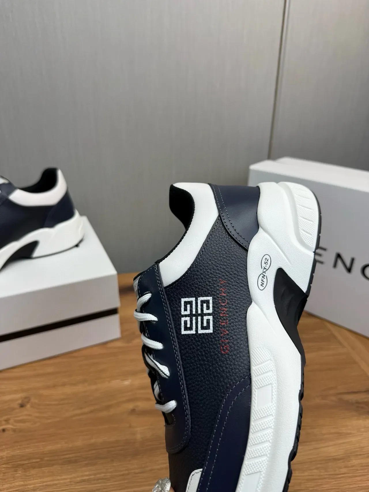 Givenchy 海军蓝白色皮革鞋面对比面板生活方式运动鞋 8