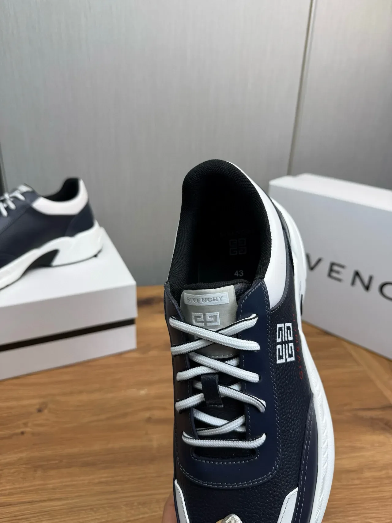 Givenchy 海军蓝白色皮革鞋面对比面板生活方式运动鞋 9