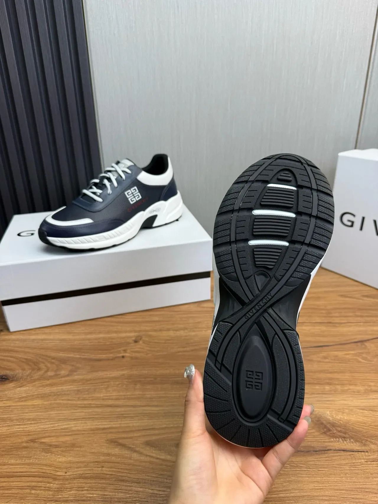 Givenchy 海军蓝白色皮革鞋面对比面板生活方式运动鞋 10