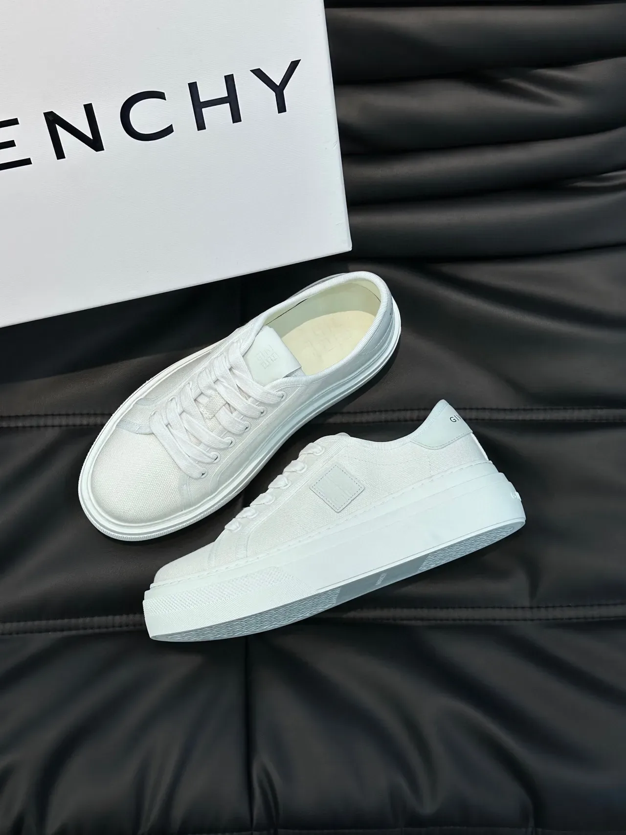 Givenchy सफेद मिनिमलिस्ट लो-टॉप लाइफस्टाइल स्नीकर 2