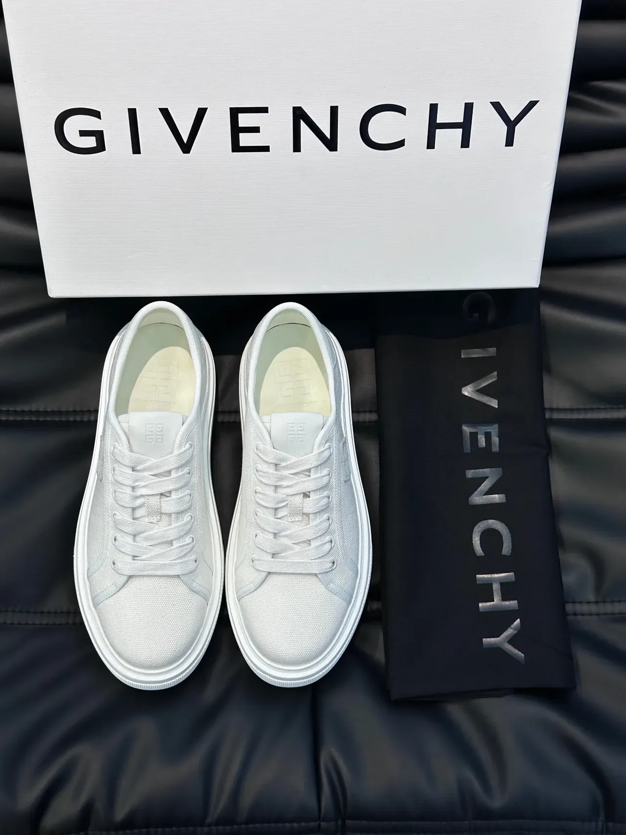 Givenchy सफेद मिनिमलिस्ट लो-टॉप लाइफस्टाइल स्नीकर 3