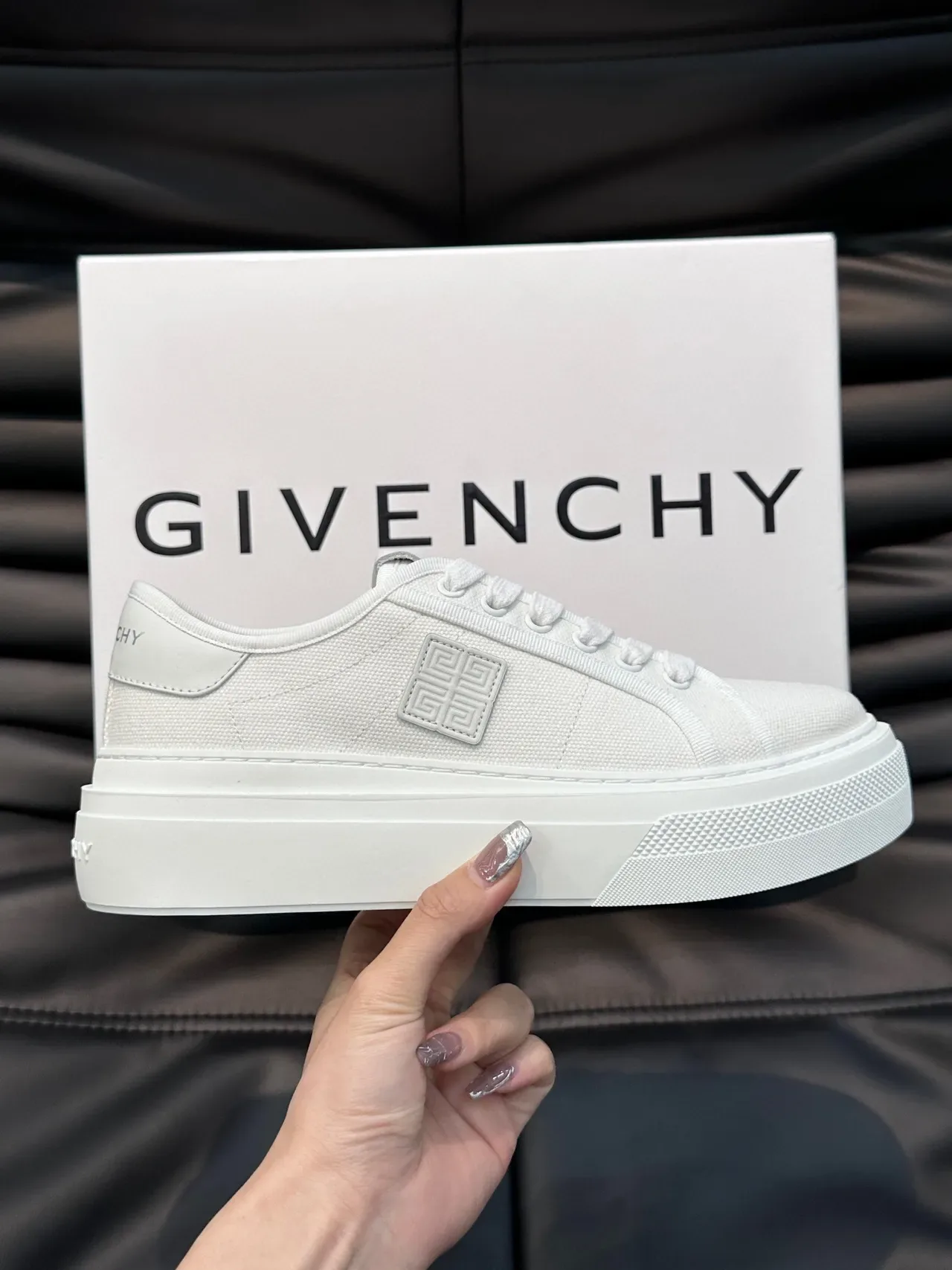 Givenchy सफेद मिनिमलिस्ट लो-टॉप लाइफस्टाइल स्नीकर 4
