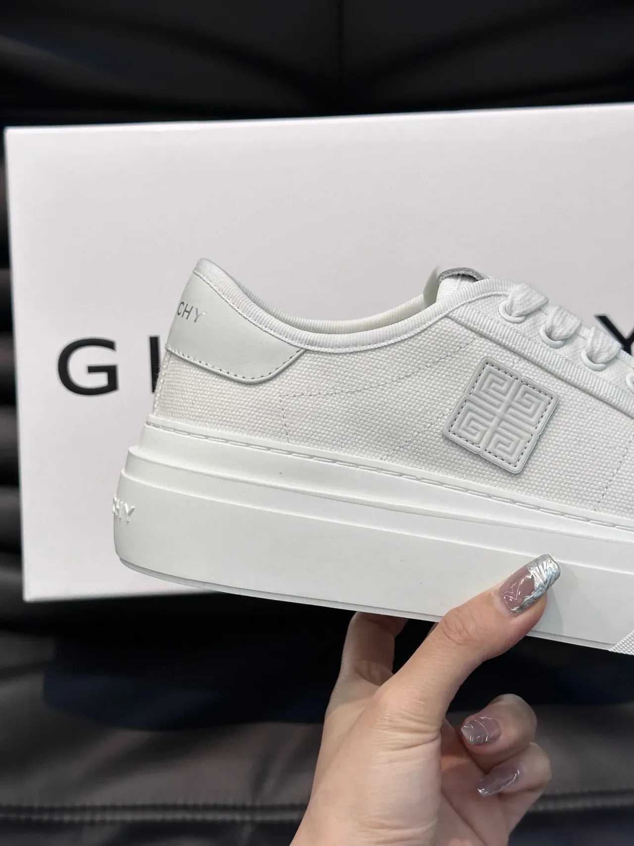 Givenchy सफेद मिनिमलिस्ट लो-टॉप लाइफस्टाइल स्नीकर 5