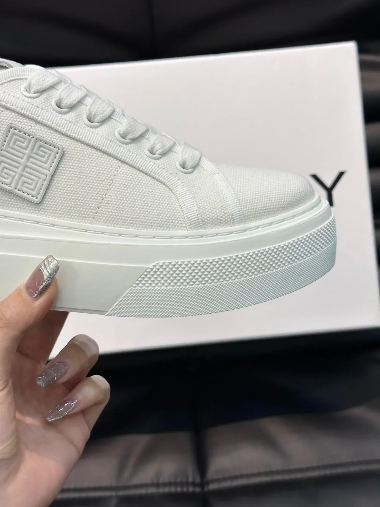 Givenchy सफेद मिनिमलिस्ट लो-टॉप लाइफस्टाइल स्नीकर 6
