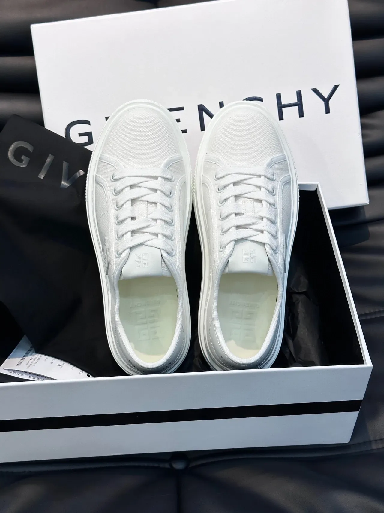 Givenchy सफेद मिनिमलिस्ट लो-टॉप लाइफस्टाइल स्नीकर 7