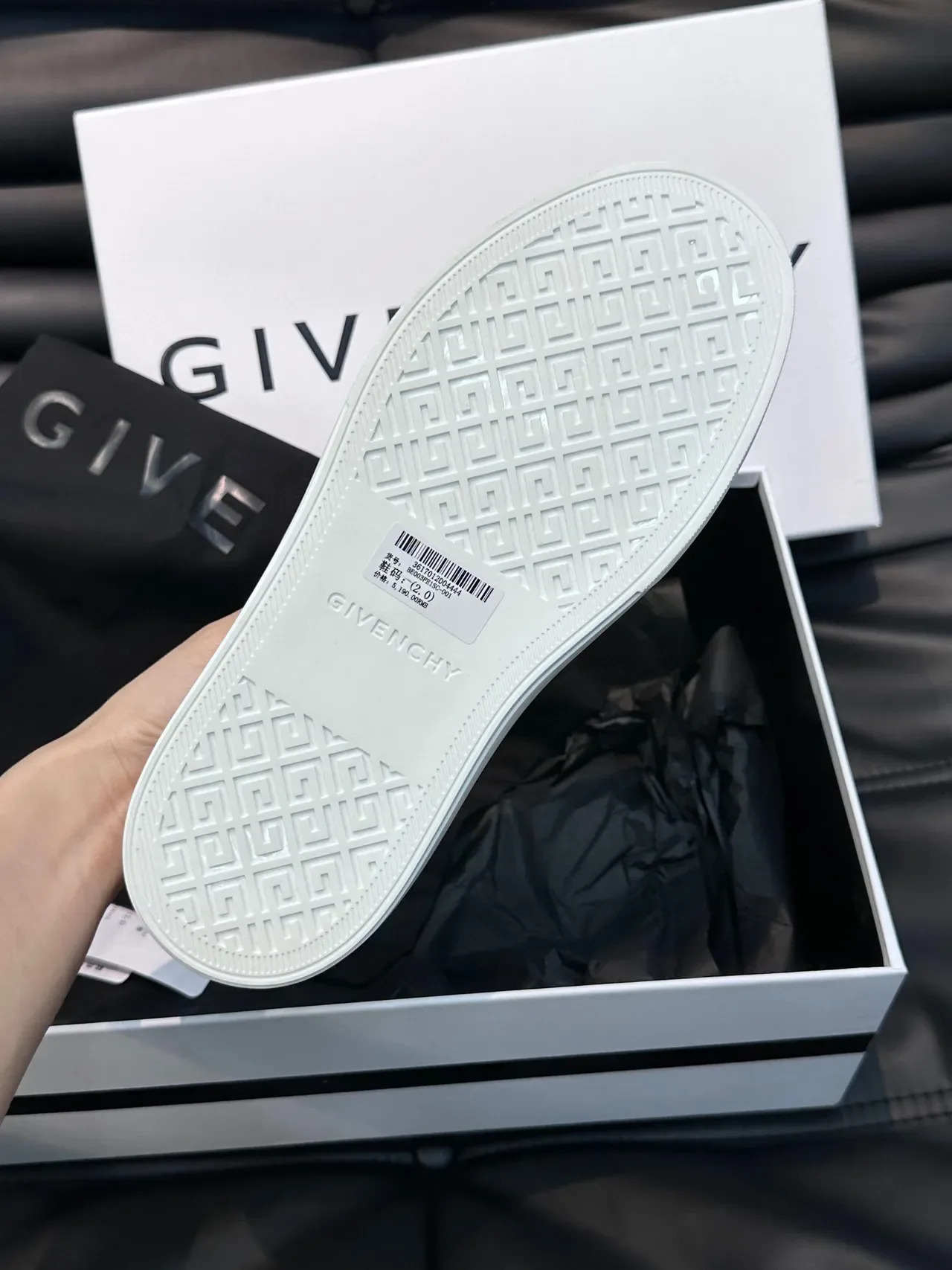 Givenchy सफेद मिनिमलिस्ट लो-टॉप लाइफस्टाइल स्नीकर 8