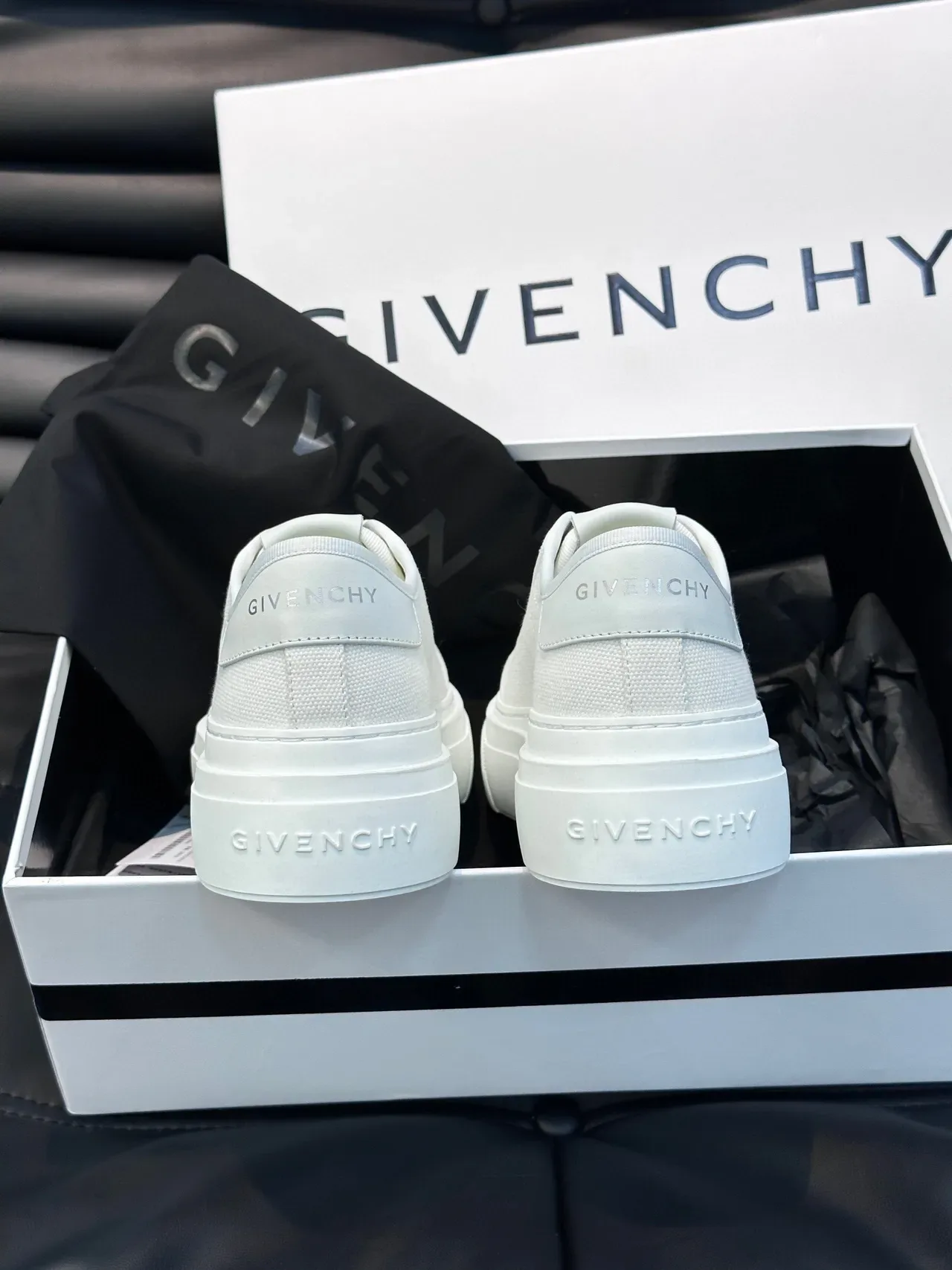 Givenchy सफेद मिनिमलिस्ट लो-टॉप लाइफस्टाइल स्नीकर 9