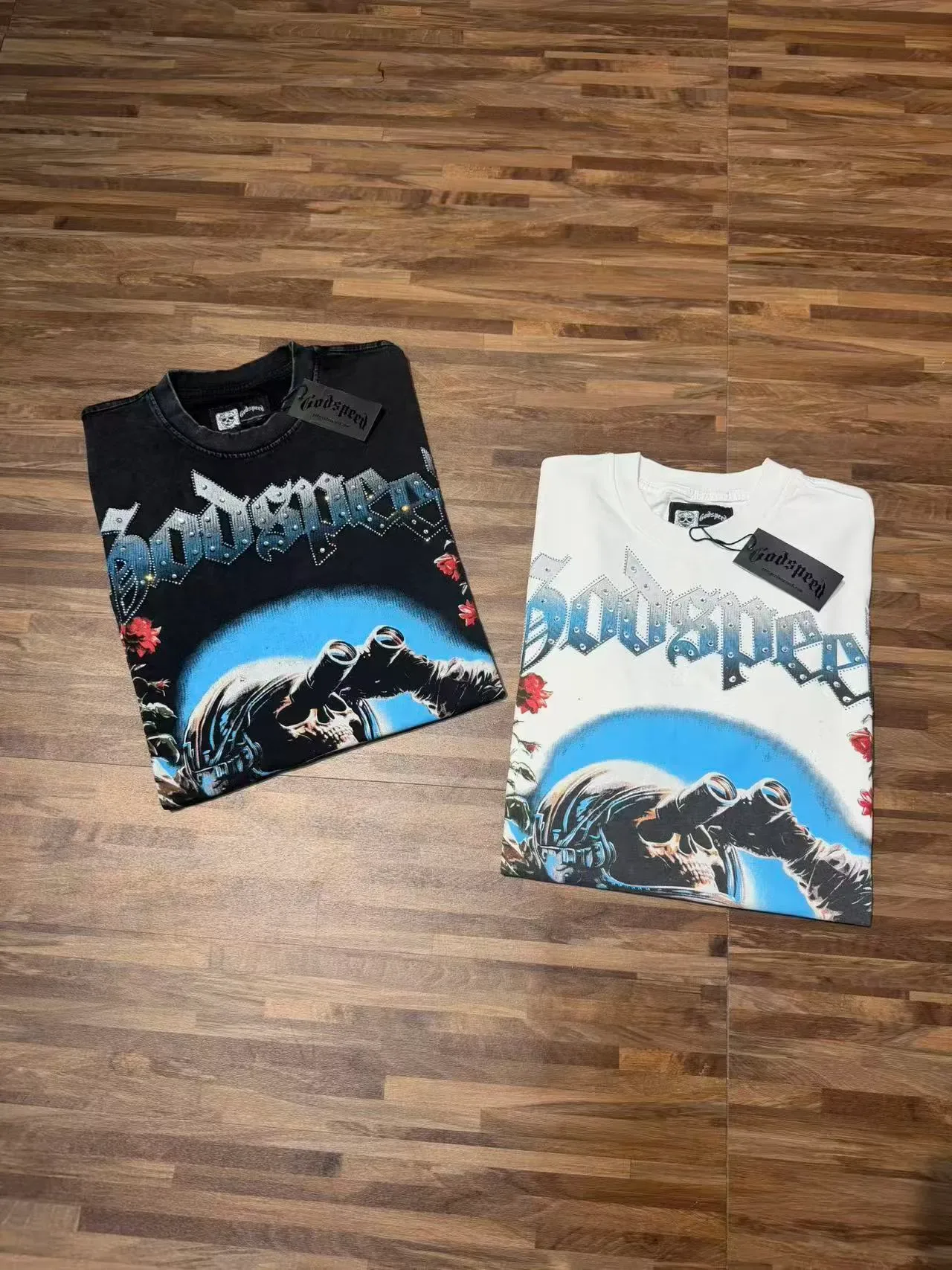 Camiseta Godspeed com mangas de strass e estampa de astronauta e rosas 2