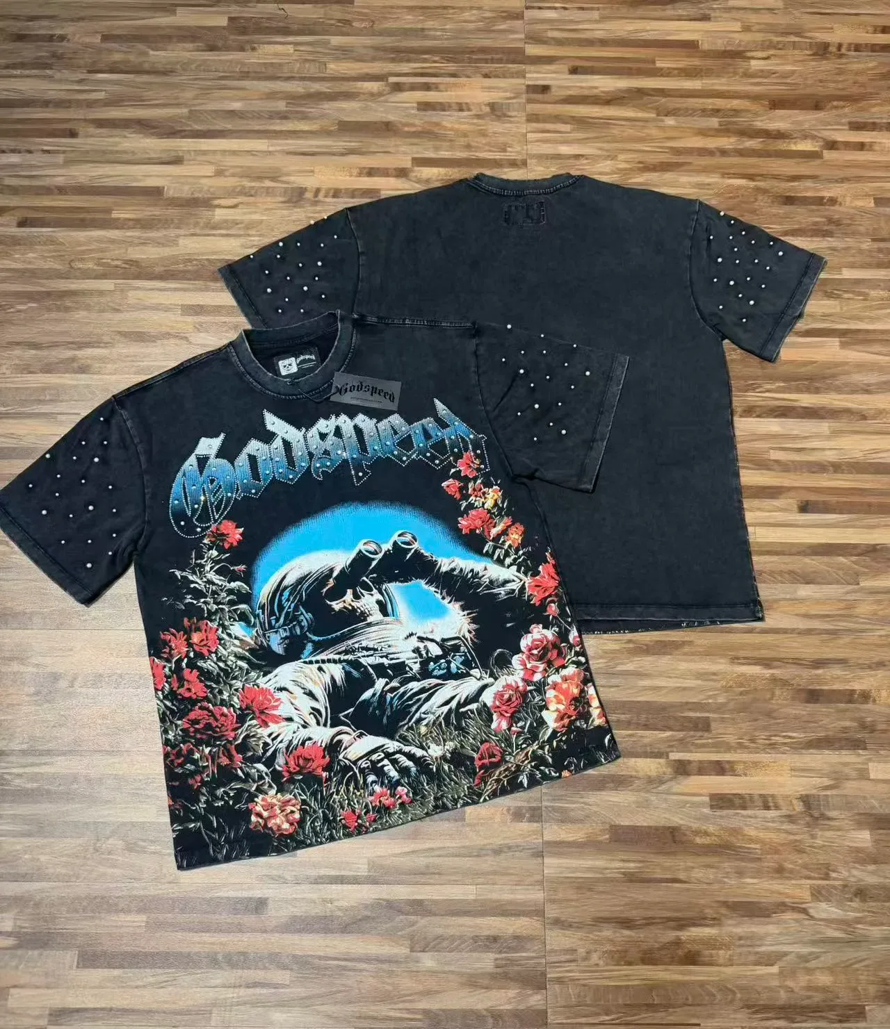 Camiseta Godspeed com mangas de strass e estampa de astronauta e rosas 3