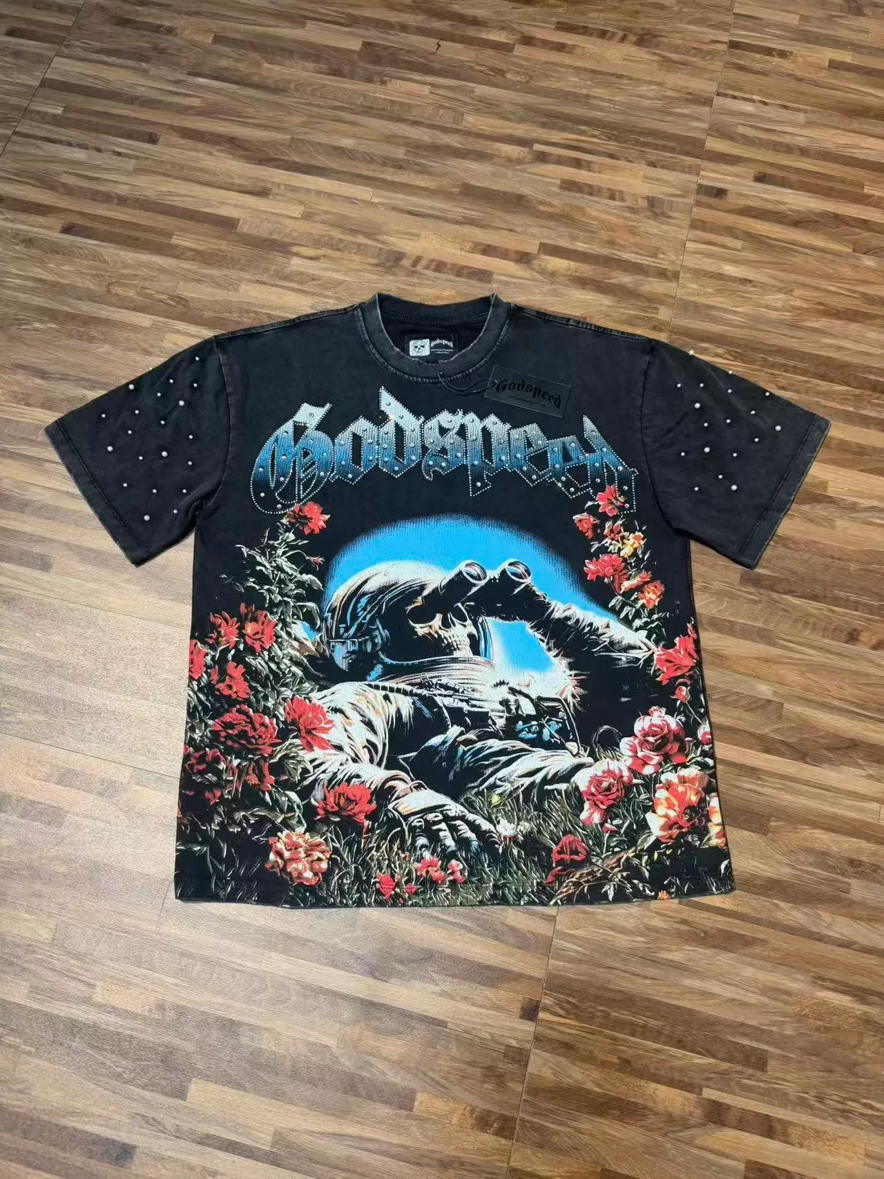 Camiseta Godspeed com mangas de strass e estampa de astronauta e rosas 4