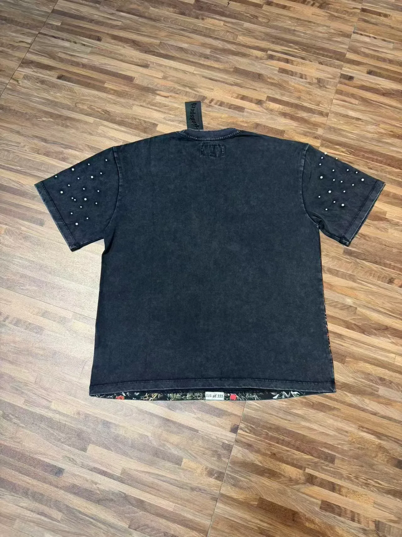 Camiseta Godspeed com mangas de strass e estampa de astronauta e rosas 5