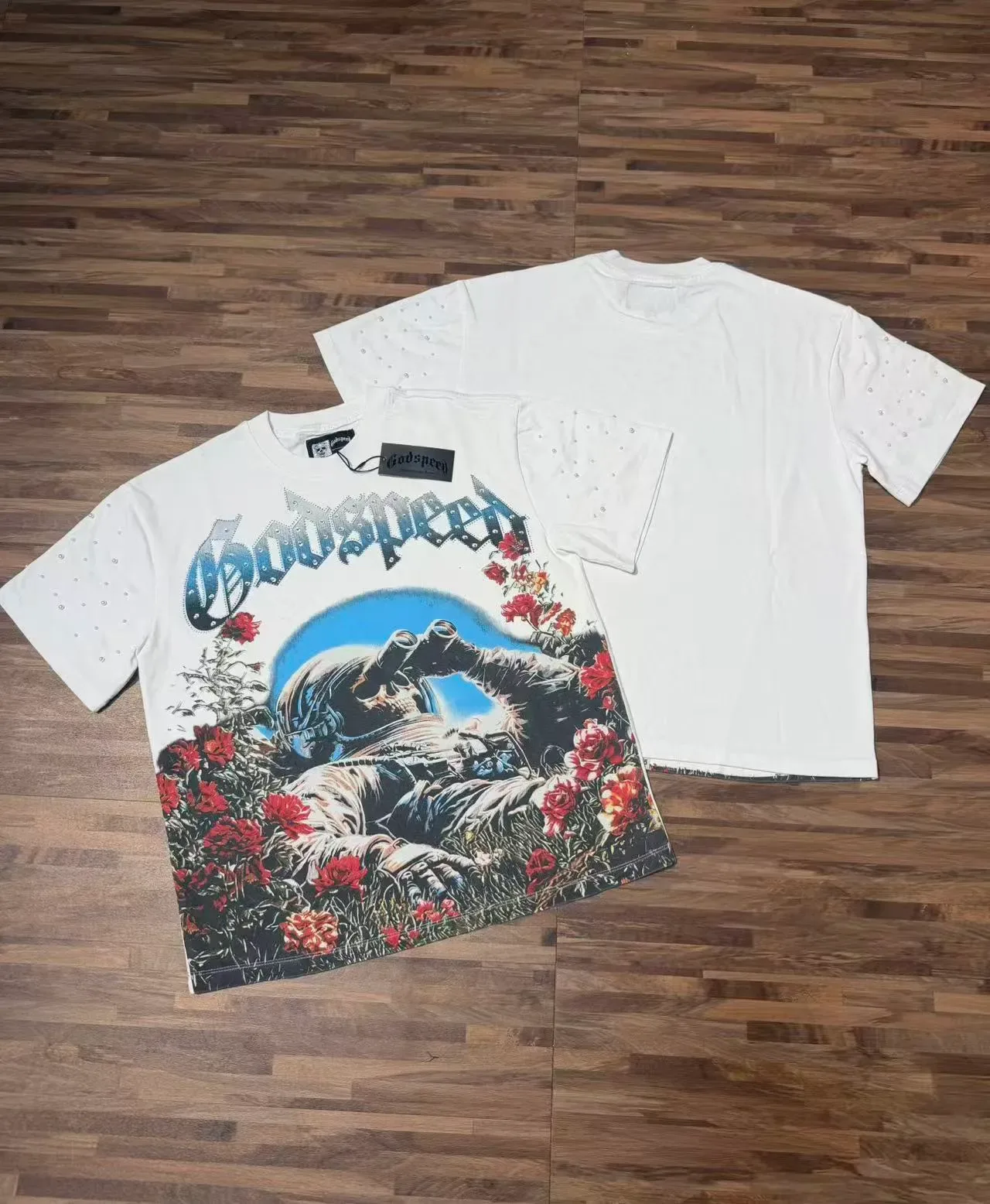 Camiseta Godspeed com mangas de strass e estampa de astronauta e rosas 6