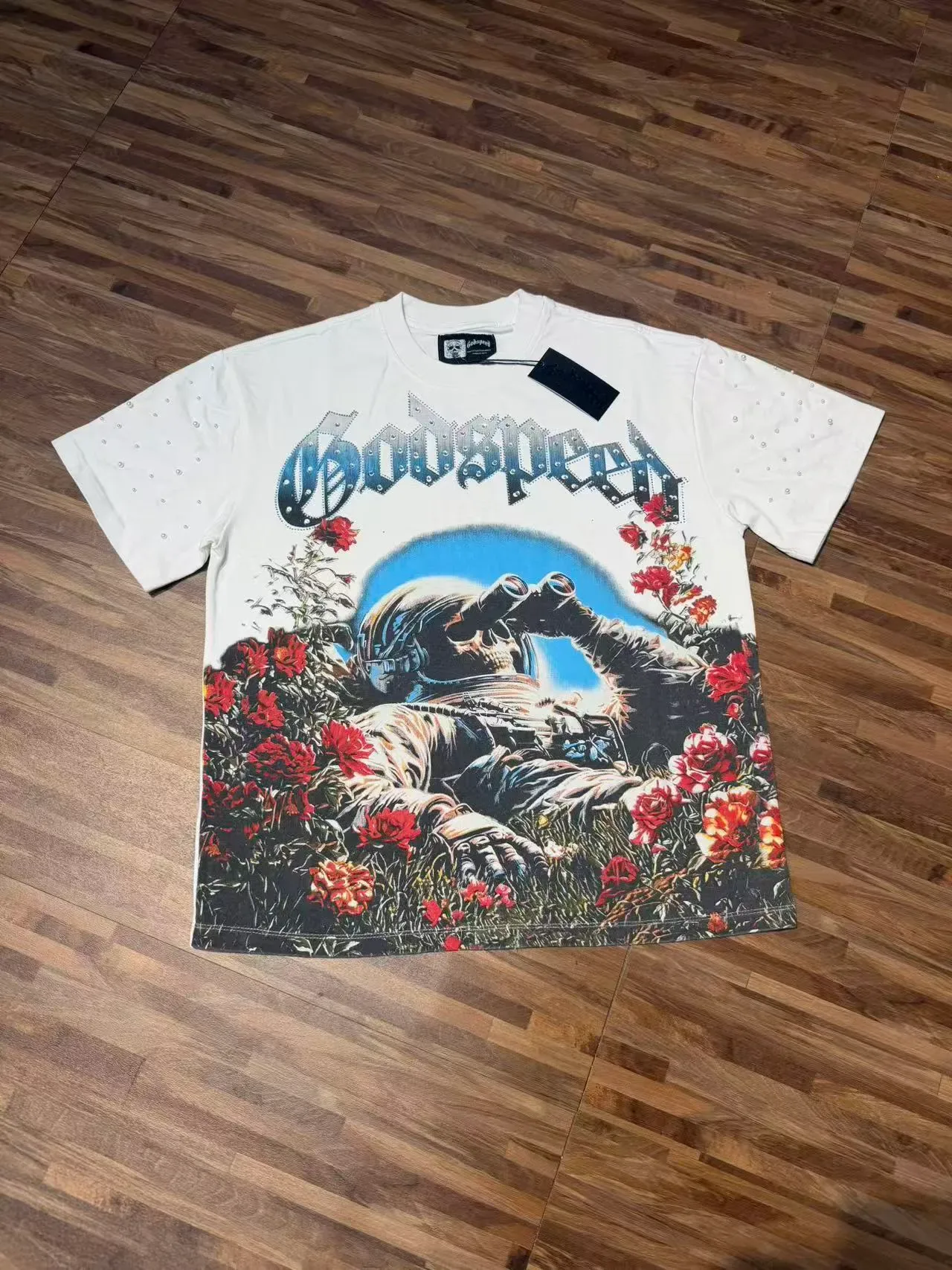 Camiseta Godspeed com mangas de strass e estampa de astronauta e rosas 7