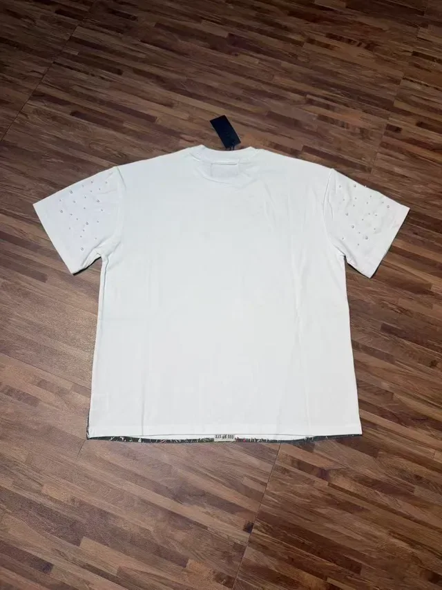 Camiseta Godspeed com mangas de strass e estampa de astronauta e rosas 8