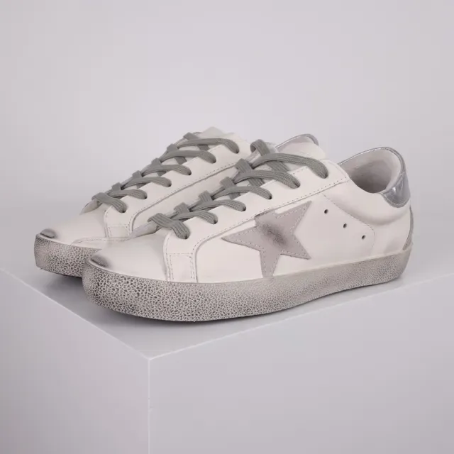 Golden Goose Superstar zapatillas lifestyle blancas gris desgastadas suela de goma con etiqueta del talón metálico 2