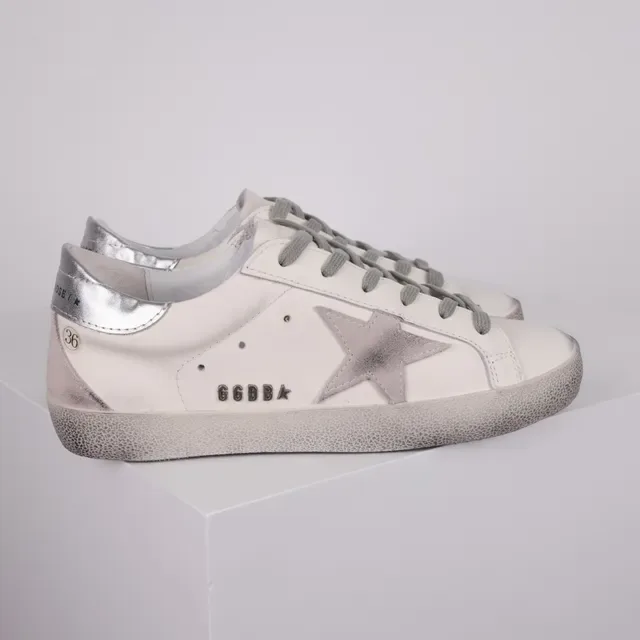 Golden Goose Superstar zapatillas lifestyle blancas gris desgastadas suela de goma con etiqueta del talón metálico 3