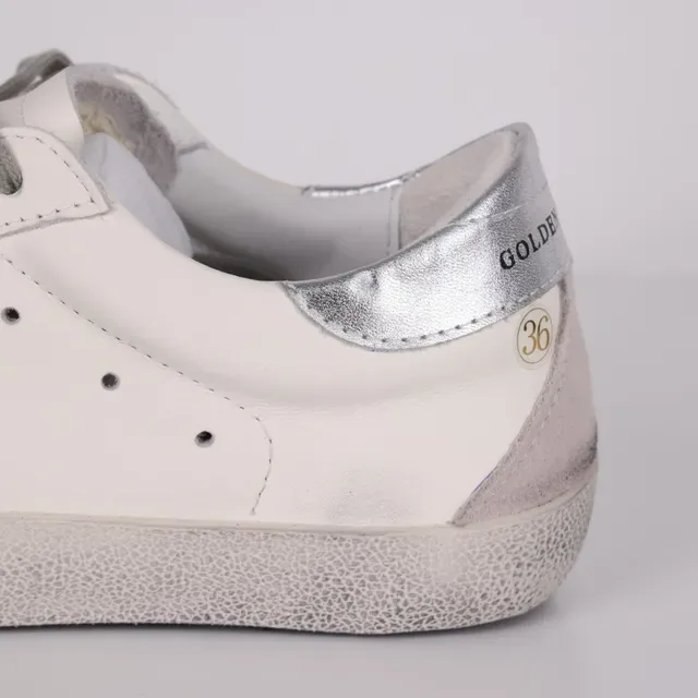 Golden Goose Superstar zapatillas lifestyle blancas gris desgastadas suela de goma con etiqueta del talón metálico 4