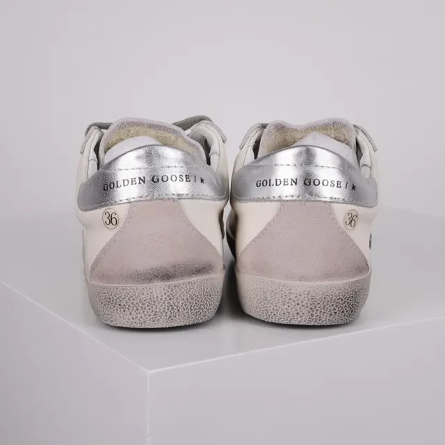 Golden Goose Superstar zapatillas lifestyle blancas gris desgastadas suela de goma con etiqueta del talón metálico 8