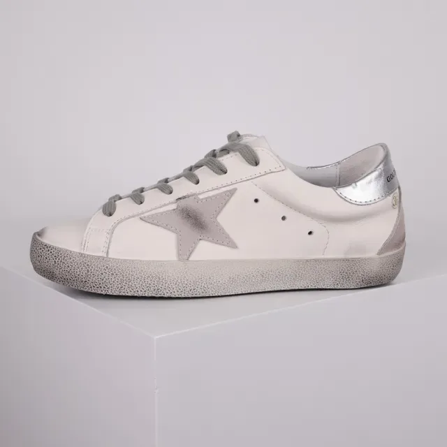 Golden Goose Superstar zapatillas lifestyle blancas gris desgastadas suela de goma con etiqueta del talón metálico 9