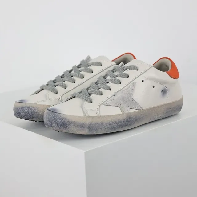 Golden Goose Superstar Zapatillas Lifestyle Blancas Naranja Suela distressed Parche Estrella Lateral 2