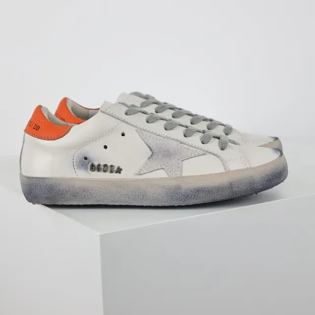 Golden Goose Superstar Zapatillas Lifestyle Blancas Naranja Suela distressed Parche Estrella Lateral 3