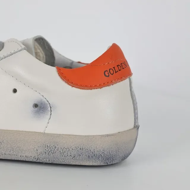 Golden Goose Superstar Zapatillas Lifestyle Blancas Naranja Suela distressed Parche Estrella Lateral 4