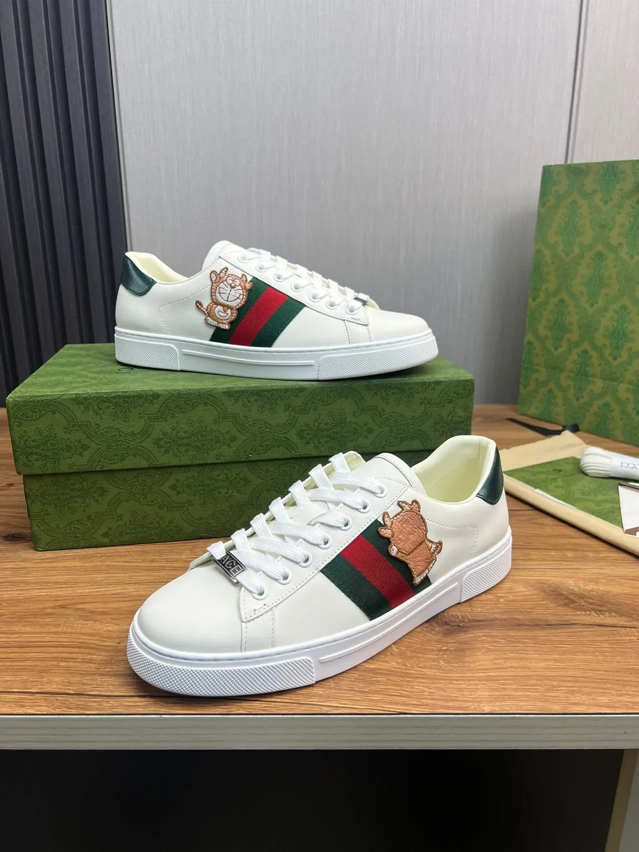 Gucci Ace Tênis Branco Verde Vermelho Web Stripe Bordado Touro Lifestyle 2