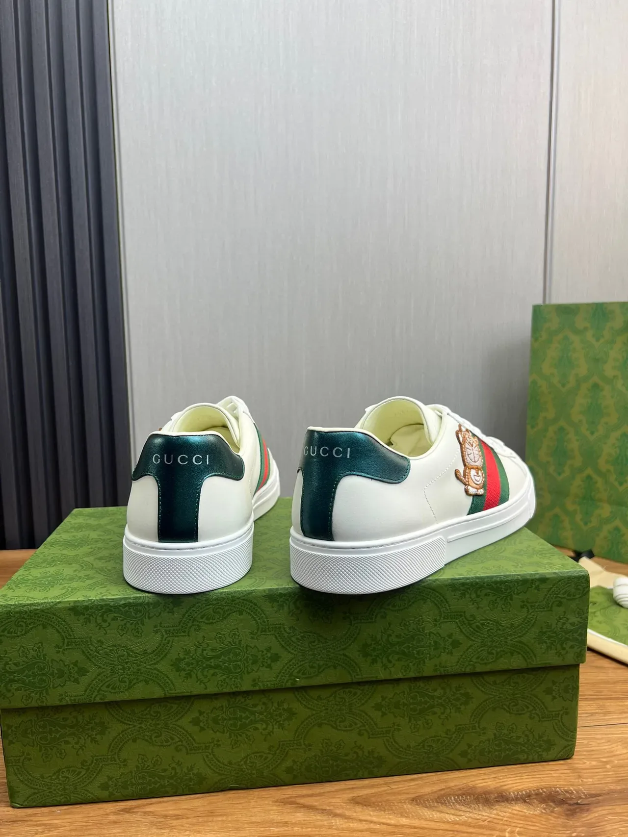 Gucci Ace Tênis Branco Verde Vermelho Web Stripe Bordado Touro Lifestyle 3