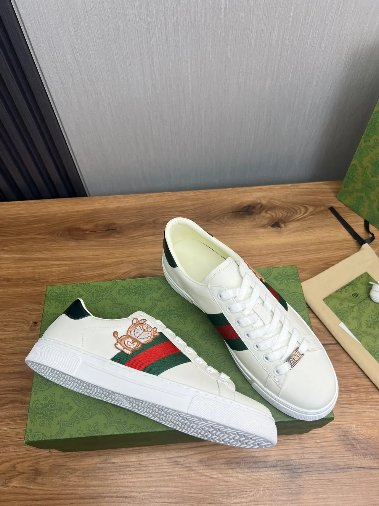 Gucci Ace Tênis Branco Verde Vermelho Web Stripe Bordado Touro Lifestyle 4