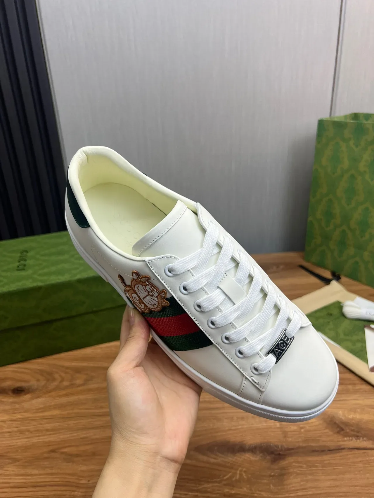 Gucci Ace Tênis Branco Verde Vermelho Web Stripe Bordado Touro Lifestyle 5