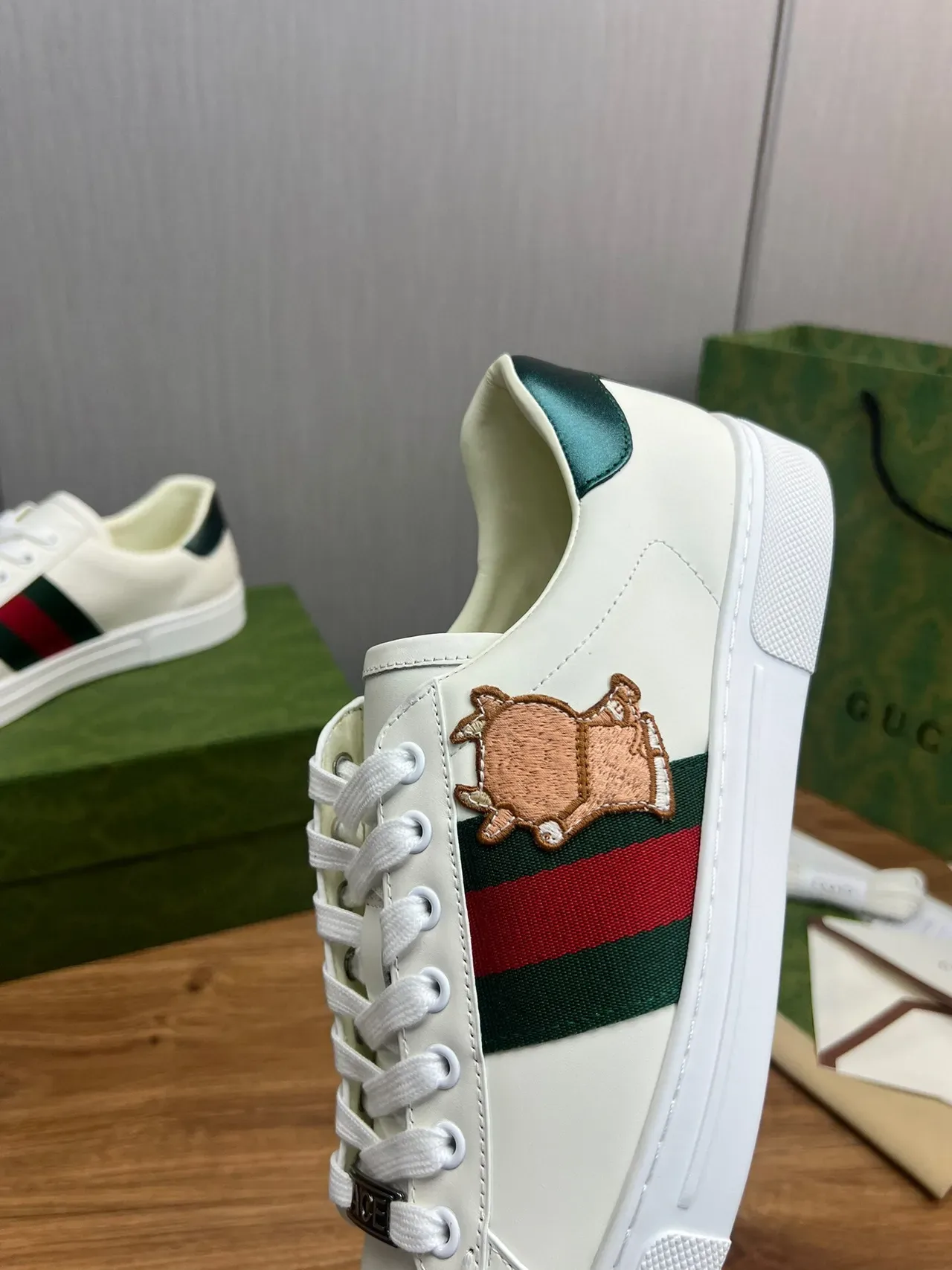 Gucci Ace Tênis Branco Verde Vermelho Web Stripe Bordado Touro Lifestyle 6