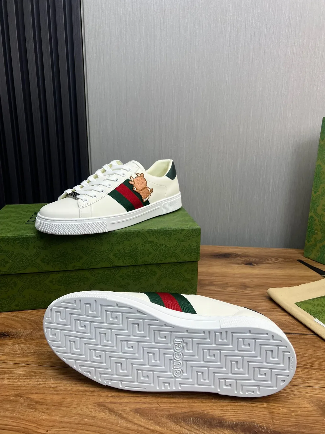 Gucci Ace Tênis Branco Verde Vermelho Web Stripe Bordado Touro Lifestyle 7