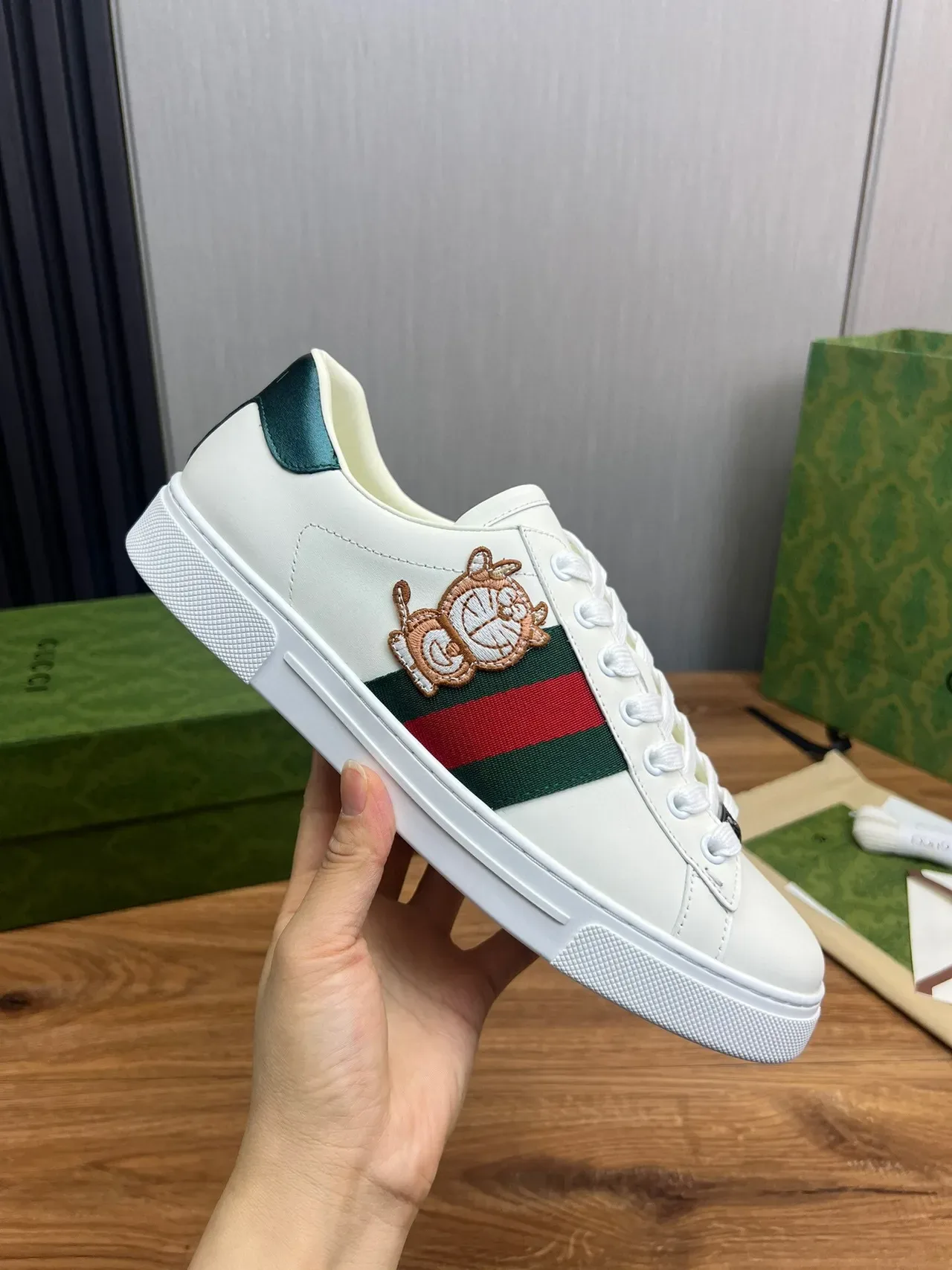 Gucci Ace Tênis Branco Verde Vermelho Web Stripe Bordado Touro Lifestyle 8
