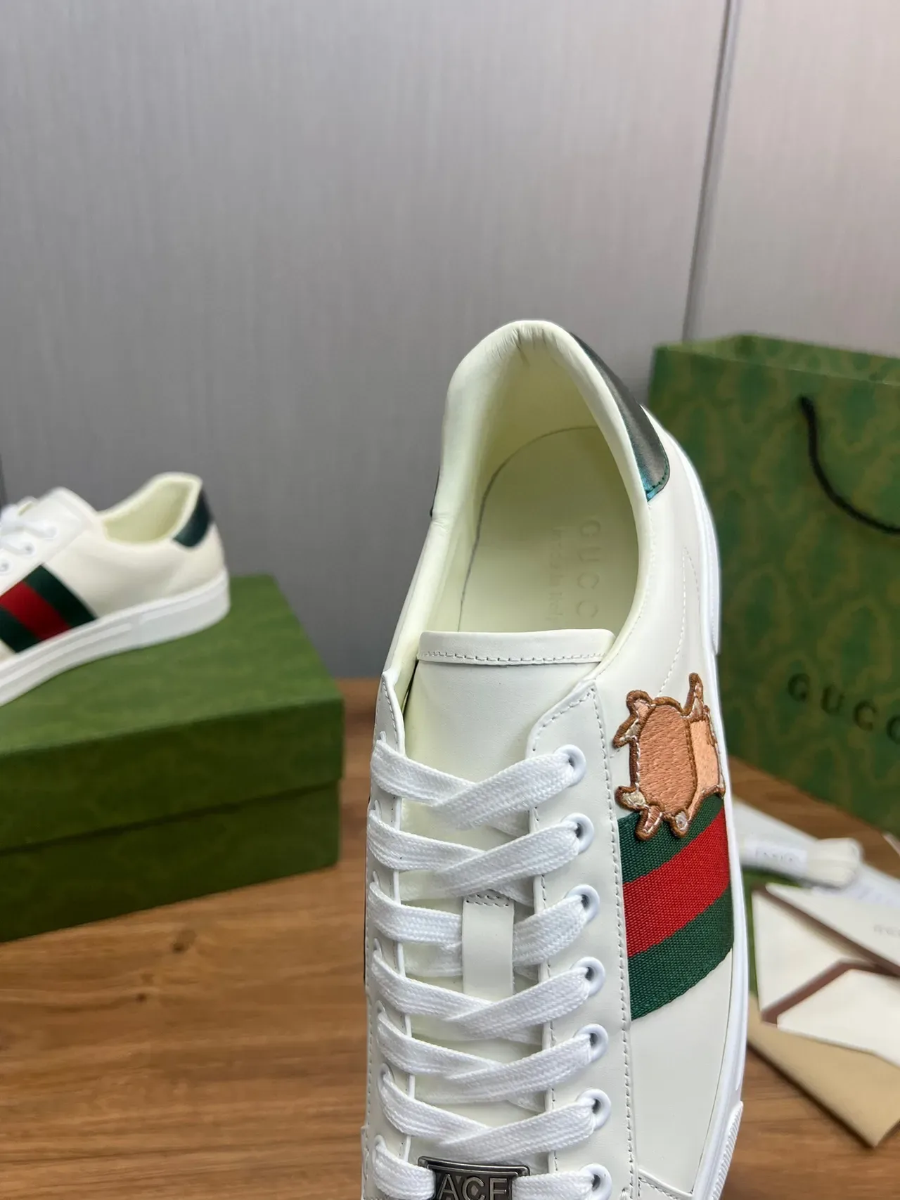 Gucci Ace Tênis Branco Verde Vermelho Web Stripe Bordado Touro Lifestyle 9