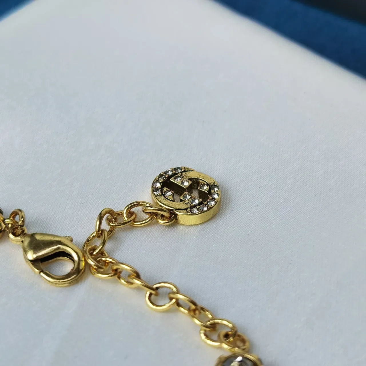 Gucci Pulsera con Motivo de Abeja Set de Cristales Ton Dorado 2