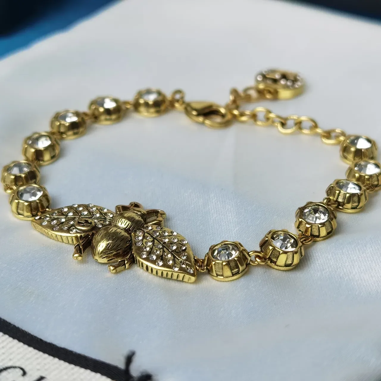 Gucci Pulsera con Motivo de Abeja Set de Cristales Ton Dorado 6