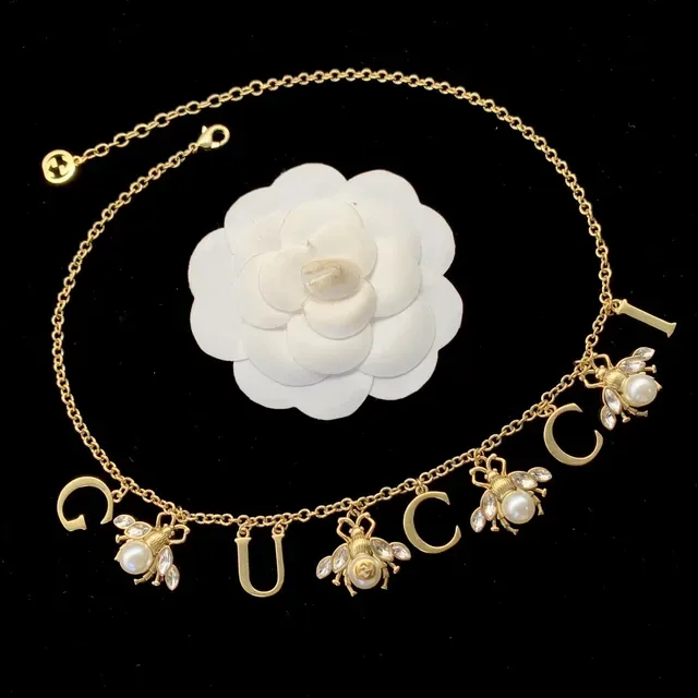 سوار سلسلة Gucci نقشة النحلة لون ذهبي لؤلؤ وكريستال حرف 'GUCCI' 2
