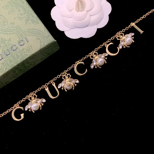 سوار سلسلة Gucci نقشة النحلة لون ذهبي لؤلؤ وكريستال حرف 'GUCCI' 3